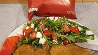 Tak ada tepung roti, netizen goreng ayam pakai remah dari keripik doritos yang memiliki rasa gurih. Foto: Pool/Site
