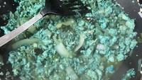 Sedang sibuk masak Thai Chicken Basil, netizen ini kaget ketika makanannya berubah menjadi warna biru. Ternyata sang adik sengaja menuangkan pewarna makanan. Foto: Pool/Site