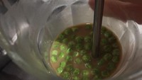 Ingin minum caffe latte tapi tidak memiliki es batu, akhirnya netizen ini mencampurkan kacang polong beku sebagai pengganti es batu. Foto: Pool/Site