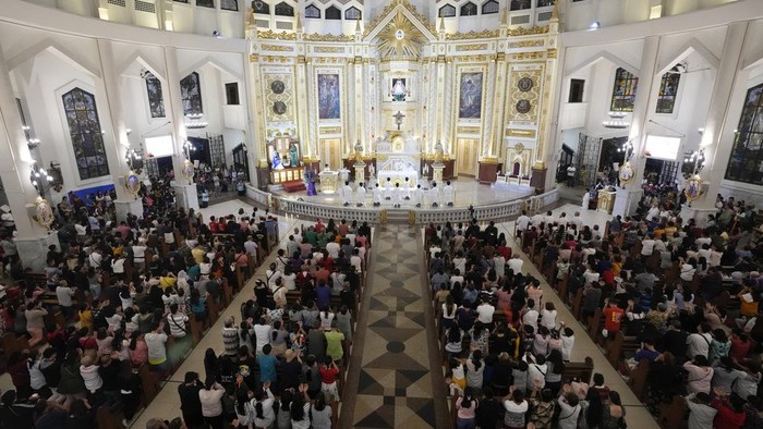 Melihat Simbang Gabi, Tradisi Sebelum Natal di Filipina Umat Katolik di Filipina mengikuti Misa sebelum fajar yang disebut 'Simbang Gabi'. Tradisi ini dilakukan 9 hari berturut-turut menjelang perayaan Natal.