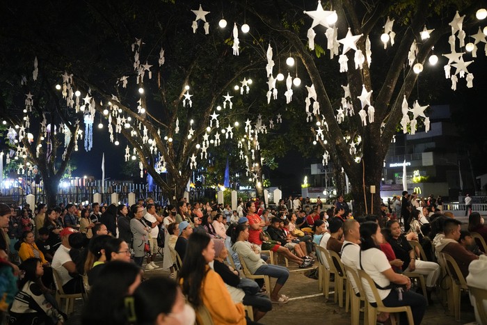 Umat Katolik di Filipina mengikuti Misa sebelum fajar yang disebut Simbang Gabi. Tradisi ini dilakukan 9 hari berturut-turut menjelang perayaan Natal.