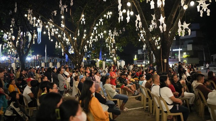 Melihat Simbang Gabi, Tradisi Sebelum Natal di Filipina Umat Katolik di Filipina mengikuti Misa sebelum fajar yang disebut 'Simbang Gabi'. Tradisi ini dilakukan 9 hari berturut-turut menjelang perayaan Natal.
