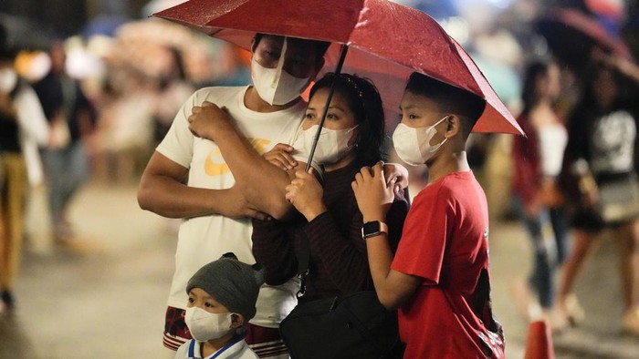Umat Katolik di Filipina mengikuti Misa sebelum fajar yang disebut 'Simbang Gabi'. Tradisi ini dilakukan 9 hari berturut-turut menjelang perayaan Natal.