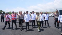Menteri Perhubungan Budi Karya Sumadi menyampaikan keterangan terkait persiapan libur Natal didampingi Direktur Utama PT Angkutan Sungai Danau dan Penyeberangan (ASDP) Ferry Indonesia Ira Puspadewi (kiri) dan Kepala Korps Lalu Lintas (Kakorlantas) Brigjen Pol Aan Suhanan (kanan) di Pelabuhan Ketapang, Banyuwangi, Jawa Timur, Sabtu (16/12/2023).