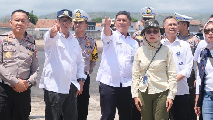 Menhub Cek Kesiapan Pelabuhan Ketapang Jelang Nataru Menjelang Natal dan Tahu baru, Menteri Perhubungan Budi Karya Sumadi mengecek Pelabuhan. Ini momennya.