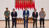 Karena dasi kuning itu menarik perhatian, wartawan di lokasi pun bertanya mengenai arti dasi kuning yang dipakai Jokowi. Lalu dijawab Jokowi masa nggak tahu, katanya sambil tersenyum (Foto: Rusman - Biro Pers Sekretariat Presiden)