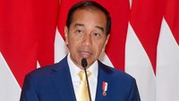 Presiden Jokowi mengenakan setelah jas berwarna biru, kemeja putih. Presiden Jokowi pun menambahkan dasi kuning untuk melengkapi setelan jasnya itu.(Foto: Rusman - Biro Pers Sekretariat Presiden)