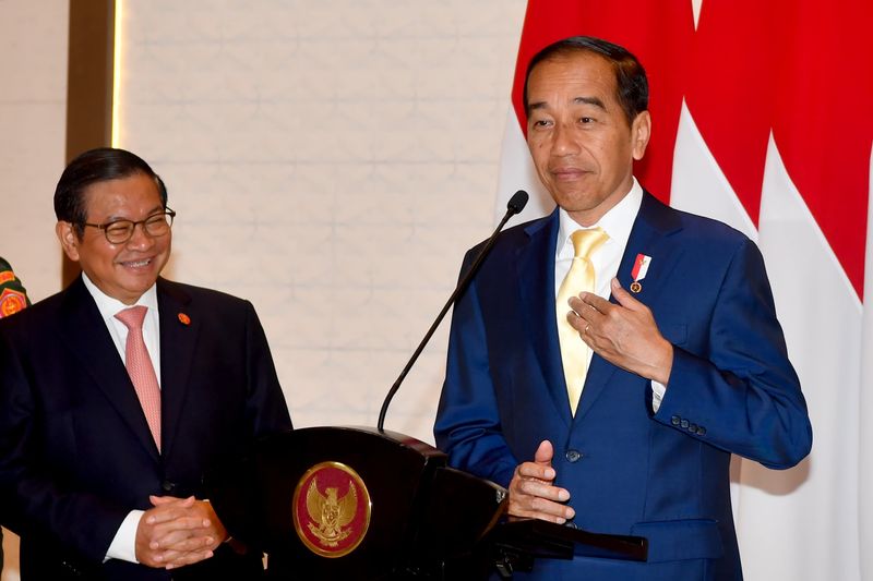 Momen Jokowi berdasi kuning