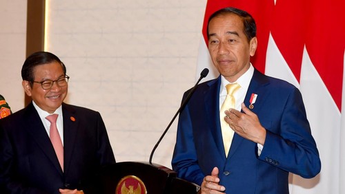 Momen Jokowi berdasi kuning
