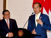 Potret Jokowi yang Tumben-tumbennya Pakai Dasi Kuning