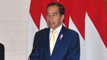 Potret Jokowi yang Tumben-tumbennya Pakai Dasi Kuning
