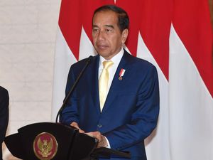 Jokowi Akui Nyaman Pakai Dasi Kuning Saat Pergi ke Jepang