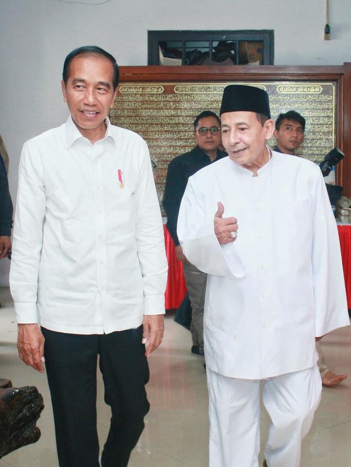 Momen Jokowi Sambangi Kediaman Habib Luthfi bin Yahya Presiden RI, Joko Widodo, menghadiri pertemuan di kediaman Habib Luthfi bin Yahya. Kehadiran Jokowi di rumah Habib Luthfi membawa makna yang mendalam, khususnya dalam konteks dukungan politik.
