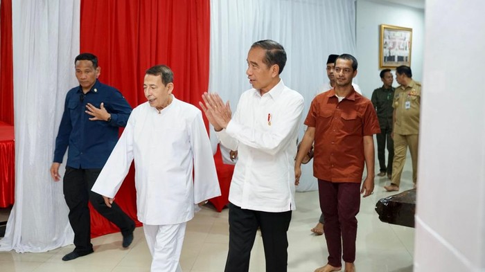 Momen Jokowi Sambangi Kediaman Habib Luthfi bin Yahya Presiden RI, Joko Widodo, menghadiri pertemuan di kediaman Habib Luthfi bin Yahya. Kehadiran Jokowi di rumah Habib Luthfi membawa makna yang mendalam, khususnya dalam konteks dukungan politik.