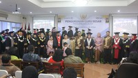 Orasi pertama yang berjudul ”Membangun Ekonomi Perdesaan Melalui Pengembangan Desa Wisata yang Inklusif dan Berkelanjutan Menggunakan Strategi Flight of The Flamingo” disampaikan oleh Prof. Dr. Nafiah Ariyani, SE, M.Si. Indonesa memiliki 83.381 desa/kelurahan, dan potensi keindahan alam serta keunikan budaya dan pola interaksi yang ada dalam berkehidupan di desa.