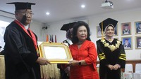 Acara Pengukuhan Guru Besar Universitas Sahid diawali laporan Rektor, Dr. Dra. Marlinda Irwanti Poernomo, SE., M. Si. Dilanjutkan sambutan Ketua Pembina Yayasan Kesejahteraan, Pendidikan dan Sosial Sahid Jaya, Dr. (HC) Dra. Hj. Wiryanti Sukamdani, CHA dan Sambutan Kepala LLDikti Wilayah III, Prof. Dr. Toni Toharudin, S.Si.,M.Sc. Dihadiri oleh Ketua MPR RI, Bambang Soesatyo; Ketua Komisi Yudisial, Prof. Amzulian Rifai, Wakil Ketua MK, Prof. Arif Hidayat; para akademisi, aparatur pemerintah, perwakilan perusahaan dan pimpinan Perguruan Tinggi lainnya.