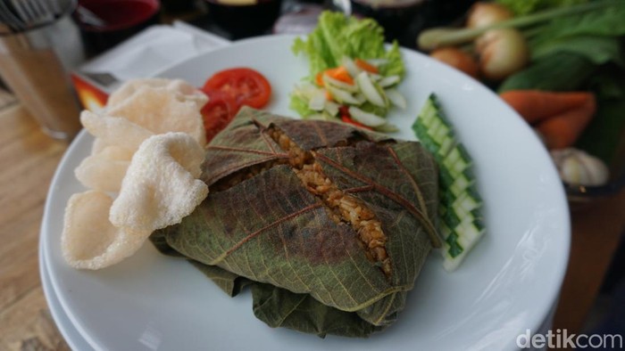 Nasi goreng bambu dan nasi goreng jati di Mojokerto