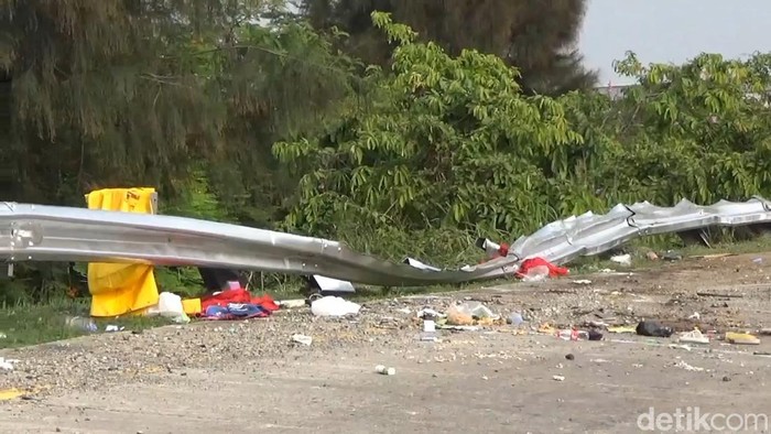Olah TKP kecelakaan bus maut di Tol Cipali.