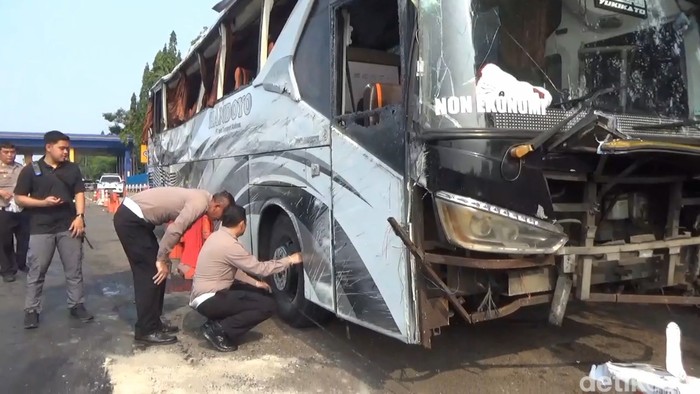 Olah TKP kecelakaan bus maut di Tol Cipali.