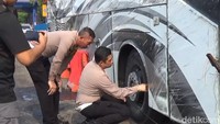 Pantauan detikJabar, petugas mulai olah TKP sejak pukul 07.00 WIB hingga selesai pada 09.30 WIB. Tim langsung bergerak ke lokasi penyimpanan bangkai bus kemudian melakukan pemeriksaan kondisi bus, pemeriksaan dilanjutkan oleh penguji dari Dishub Jabar.  