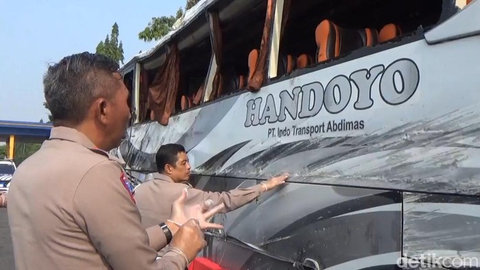 Olah TKP kecelakaan bus maut di Tol Cipali.