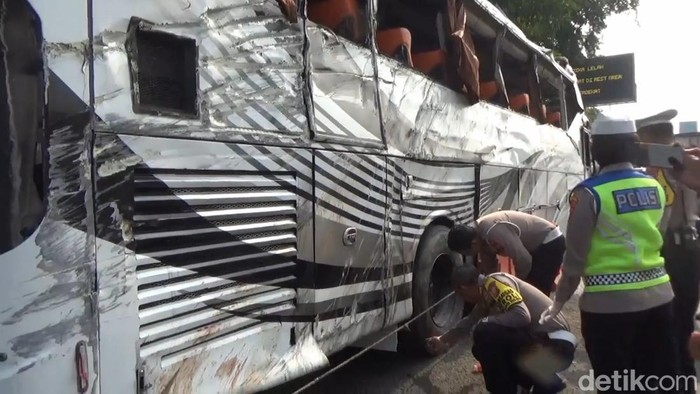 Olah TKP kecelakaan bus maut di Tol Cipali.
