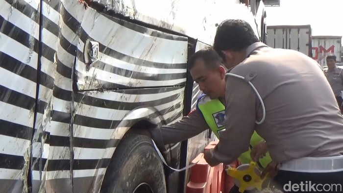 Olah TKP kecelakaan bus maut di Tol Cipali.