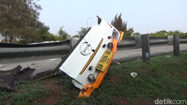 Olah TKP kecelakaan bus maut di Tol Cipali.