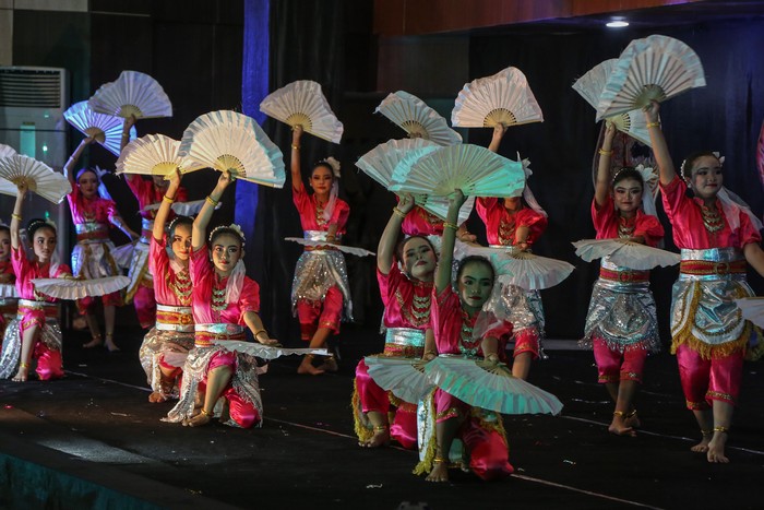 Sejumlah peserta menampilkan tarian tradisional Betawi dalam pagelaran festival tari pelajar di Museum Ranggawarsita, Semarang, Jawa Tengah, Jumat (15/12/2023). Pagelaran seni tari bertajuk Greget Festival tersebut diadakan Sanggar Greget Semarang dengan diikuti ratusan penari pelajar di kota itu bertujuan untuk melestarikan dan menumbuhkembangkan rasa cinta terhadap seni tari budaya khas Indonesia kepada generasi muda. ANTARA FOTO/Makna Zaezar/nz