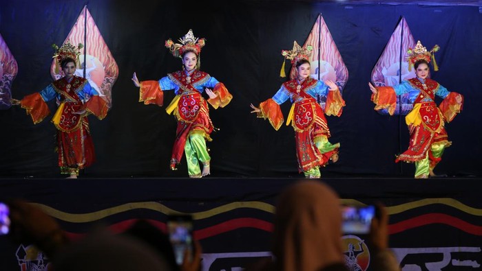 Pagelaran seni tari pelajar di Semarang Sejumlah peserta menampilkan tarian tradisional Betawi dalam pagelaran festival tari pelajar di Museum Ranggawarsita, Semarang, Jawa Tengah, Jumat (15/12/2023). Pagelaran seni tari bertajuk Greget Festival tersebut diadakan Sanggar Greget Semarang dengan diikuti ratusan penari pelajar di kota itu bertujuan untuk melestarikan dan menumbuhkembangkan rasa cinta terhadap seni tari budaya khas Indonesia kepada generasi muda. ANTARA FOTO/Makna Zaezar/nz