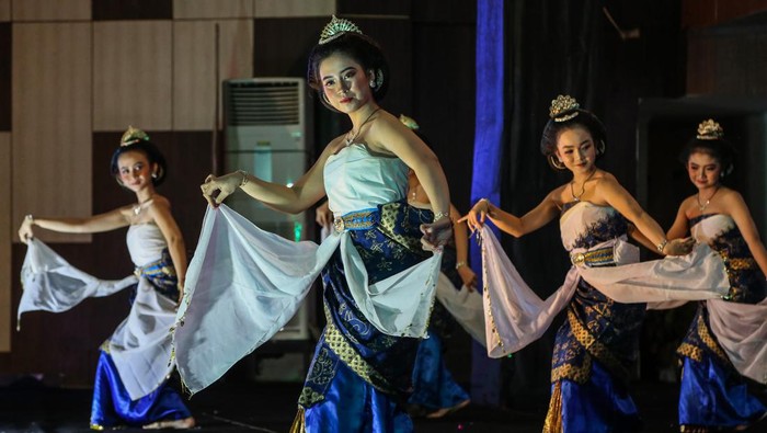 Pagelaran seni tari pelajar di Semarang Sejumlah peserta menampilkan tarian tradisional Betawi dalam pagelaran festival tari pelajar di Museum Ranggawarsita, Semarang, Jawa Tengah, Jumat (15/12/2023). Pagelaran seni tari bertajuk Greget Festival tersebut diadakan Sanggar Greget Semarang dengan diikuti ratusan penari pelajar di kota itu bertujuan untuk melestarikan dan menumbuhkembangkan rasa cinta terhadap seni tari budaya khas Indonesia kepada generasi muda. ANTARA FOTO/Makna Zaezar/nz