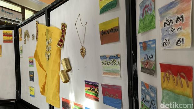 Karya pelajar di Parepare yang dipamerkan dalam pameran seni aksara lontara.