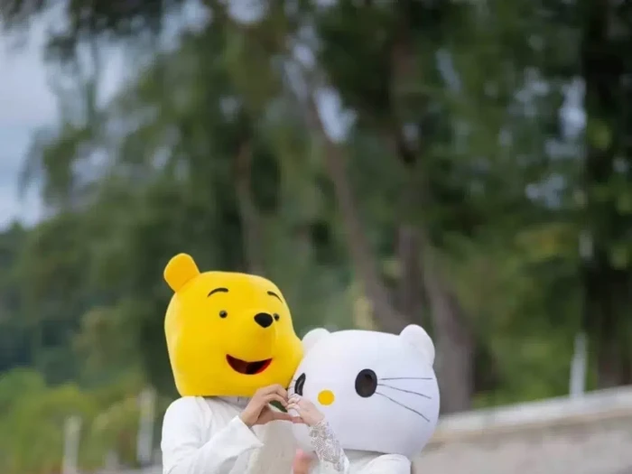 Pasangan calon pengantin ini mengabadikan momen foto prewedding dengan menggunakan kostum Winnie The Pooh dan Hello Kitty, sontak viral di TikTok.