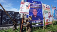 Petugas Satpol PP menertibkan sejumlah Alat Peraga Kampanye (APK) yang melanggar zona tempat pemasangan APK di Kota Sorong, Papua Barat Daya, Sabtu (16/12/2023).