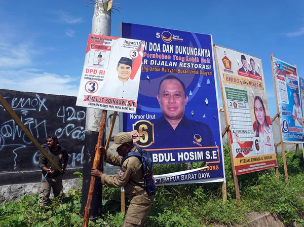 Satpol PP Tertibkan Atribut Kampanye di Sorong