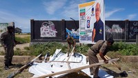 Bawaslu Provinsi Papua Barat Daya bersama Bawaslu Kota Sorong, Dinas Satpol PP Provinsi Papua Barat Daya dan Satpol PP Kota Sorong menertibkan APK Pemilu 2024.