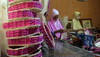 Permintaan keranjang untuk kebutuhan bingkisan tersebut mengalami peningkatan permintaan dari sebelumnya rata-rata hanya 100 pesanan kini mencapai 300 buah menjelang perayaan Natal dan Tahun Baru, sementara keranjang tersebut dijual Rp6.000 hingga Rp25.000 per buah tergantung ukuran dan tingkat kesulitan. 