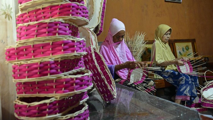 Permintaan kerajang parsel jelang Natal dan tahun baru Perajin menyelesaikan pembuatan keranjang parsel di salah satu industri rumahan di Makassar, Sulawesi Selatan, Sabtu (16/12/2023). Permintaan keranjang untuk kebutuhan bingkisan tersebut mengalami peningkatan permintaan dari sebelumnya rata-rata hanya 100 pesanan kini mencapai 300 buah menjelang perayaan Natal dan Tahun Baru, sementara keranjang tersebut dijual Rp6.000 hingga Rp25.000 per buah tergantung ukuran dan tingkatkesulitan. ANTARA FOTO/Hasrul Said/YU/nz