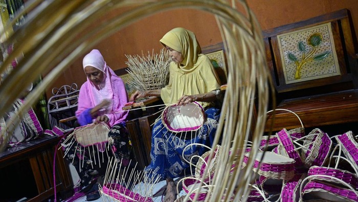 Perajin menyelesaikan pembuatan keranjang parsel di salah satu industri rumahan di Makassar, Sulawesi Selatan, Sabtu (16/12/2023). Permintaan keranjang untuk kebutuhan bingkisan tersebut mengalami peningkatan permintaan dari sebelumnya rata-rata hanya 100 pesanan kini mencapai 300 buah menjelang perayaan Natal dan Tahun Baru, sementara keranjang tersebut dijual Rp6.000 hingga Rp25.000 per buah tergantung ukuran dan tingkatkesulitan. ANTARA FOTO/Hasrul Said/YU/nz