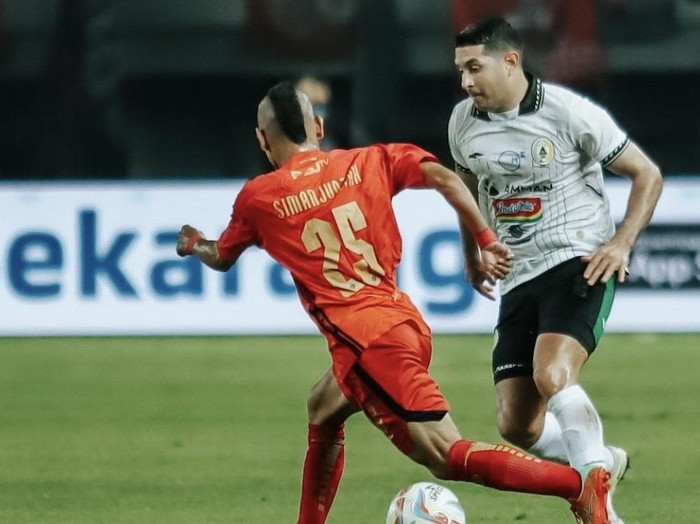 Gelandang Esteban Vizcarra saat melawan Riko Simanjuntak di laga Persija Jakarta vs PSS Sleman di Stadion Patriot Candrabhaga, Bekasi, Sabtu (16/12/2023).
