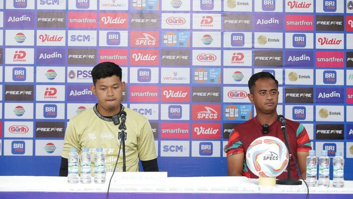 Caretaker Persis Solo Tithan Wulung Suryata, dan pemainnya, M Riyandi, saat konferensi pers di Stadion Manahan Solo, Sabtu (16/12/2023).