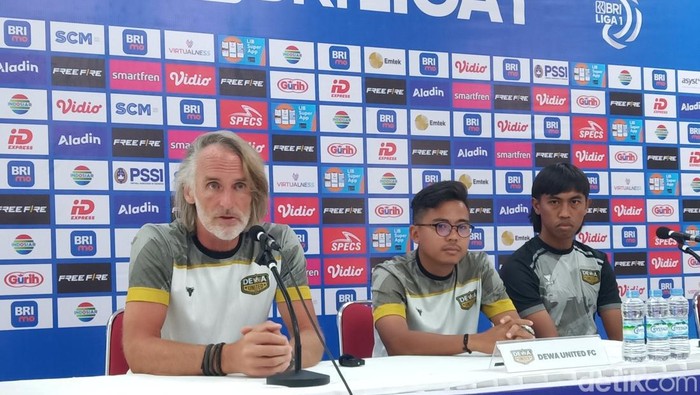 Pelatih Dewa United Jan Olde Riekerink, saat konferensi pers di Stadion Manahan Solo, Sabtu (16/12/2023).