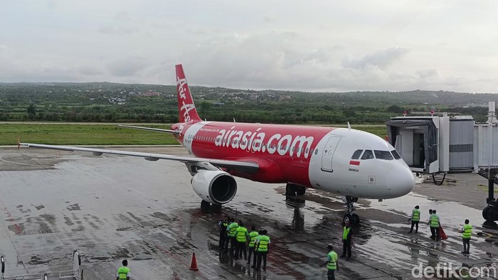 Pesawat AirAsia mendarat di Bandara El Tari Kupang, Sabtu, 16 Desember 2023.