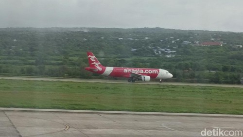 Pesawat AirAsia mendarat di Bandara El Tari Kupang, Sabtu, 16 Desember 2023.