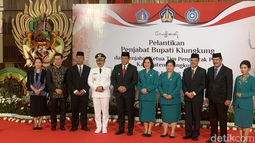 Pelantikan Pj Bupati Klungkung I Nyoman Jendrika (empat dari kiri) bersama Pj Gubernur Bali Sang Made Mahendra Jaya (lima dari kiri) di kantor Gubernur Bali, Sabtu (16/12/2023).