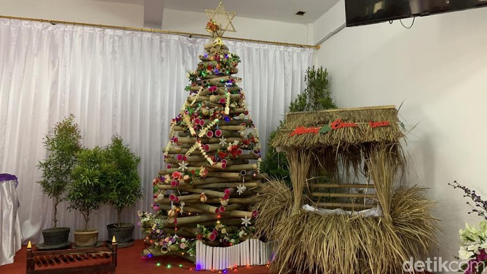 Pohon natal dari susunan batang bambu di GKPB Kasih Kudus, Denpasar, Bali.