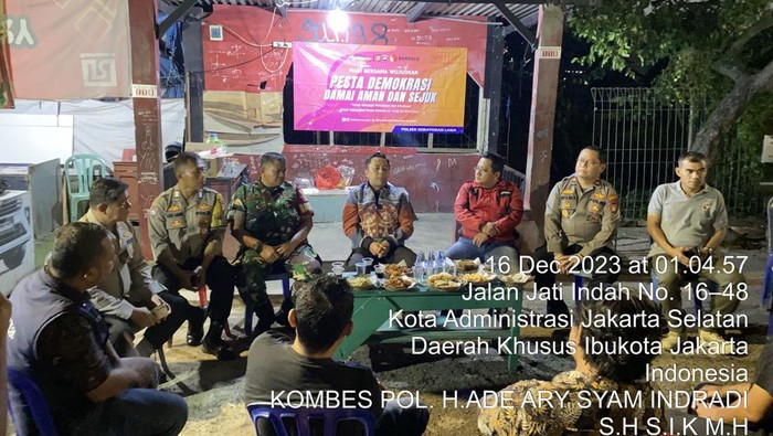 Polres Jaksel menggelar cangkrukan bareng warga di Kebayoran Lama