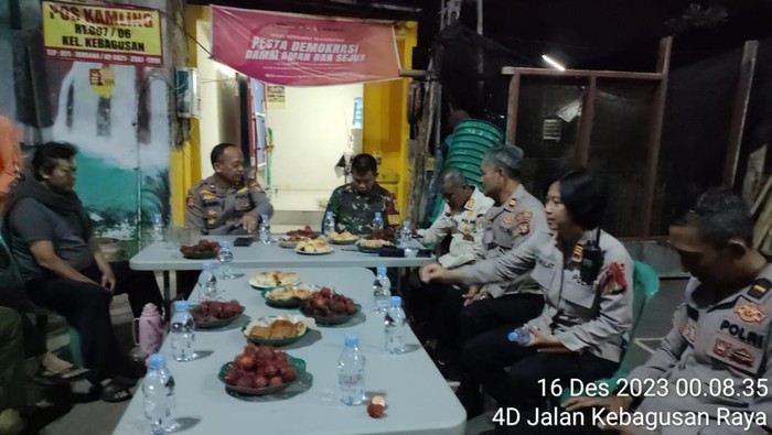 Polsek Pasar Minggu menggelar cangkrukan bareng warga Kelurahan Kebagusan.