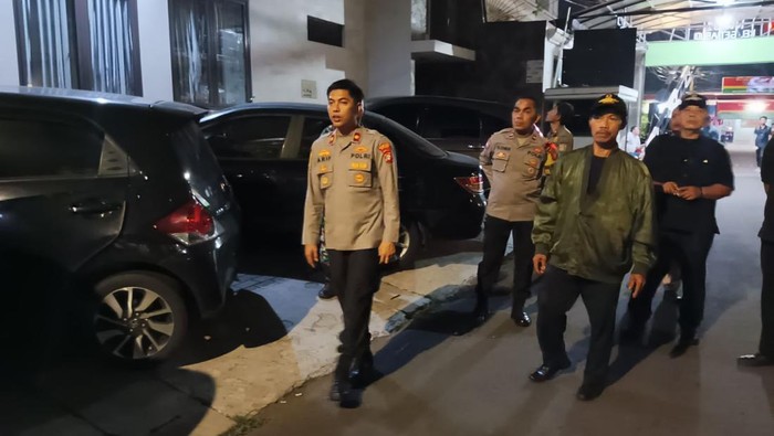Polsek Setiabudi menggelar cangkrukan bareng warga sambil patroli keliling