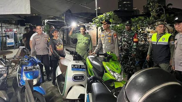 Polsek Setiabudi menggelar cangkrukan bareng warga sambil patroli keliling